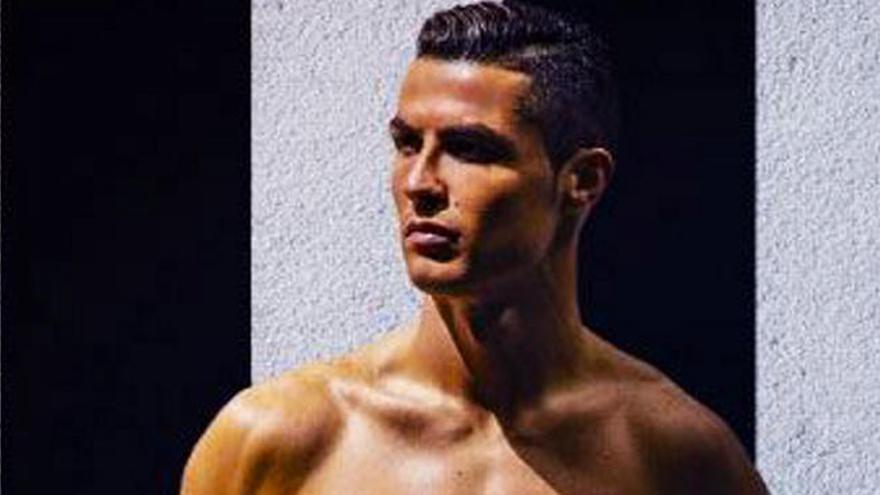 Cristiano posa con los colores de la Juve para presionar al Madrid