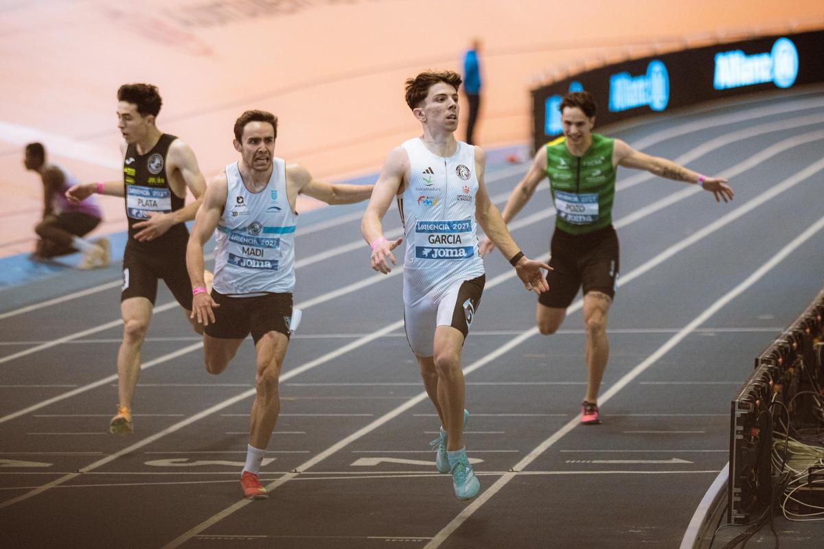 David García Zurita cruza la línea de meta en segundo lugar.
