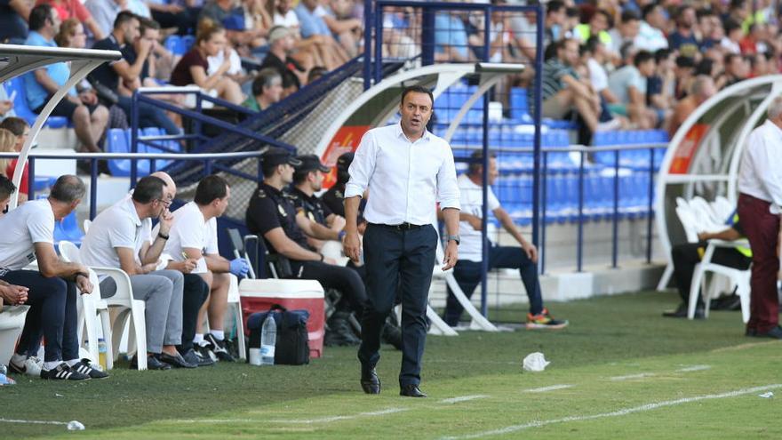 Salmerón, en el área técnica durante el partido de ayer.