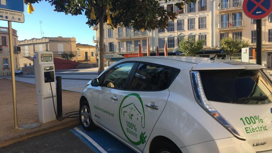 Punt de recàrrega de vehicles elèctrics a la Plaça Catalunya de Llagostera.