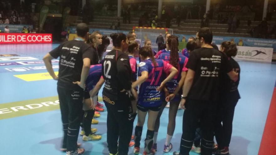 Abel Estévez charla con sus jugadoras durante el partido. // F. Galega de Balonmán