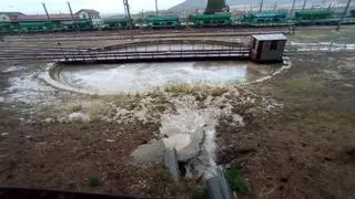 Una joya ferroviaria de Villena convertida en laguna cuando llueve