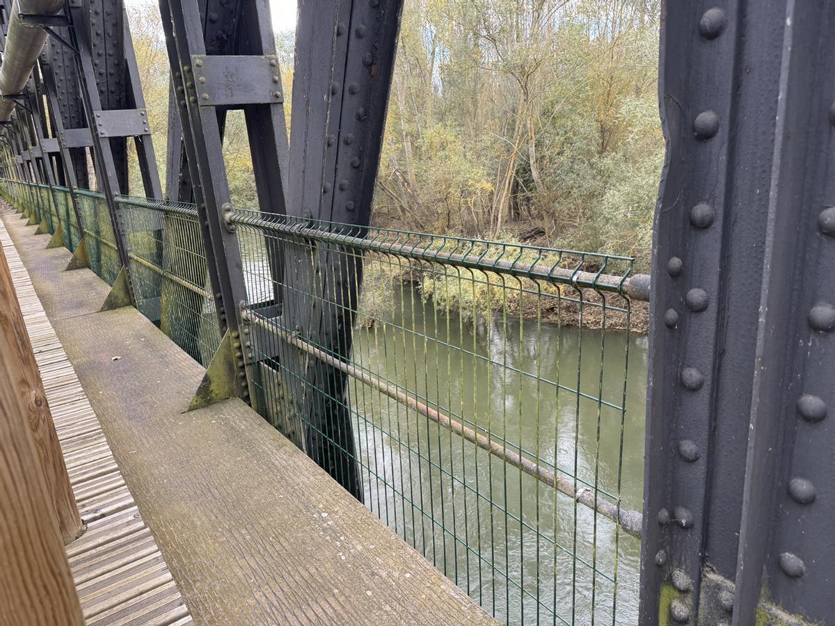 Aspecto de la valla de cerramient en el puente sobre el río Esla como la que ha sido sustraída.