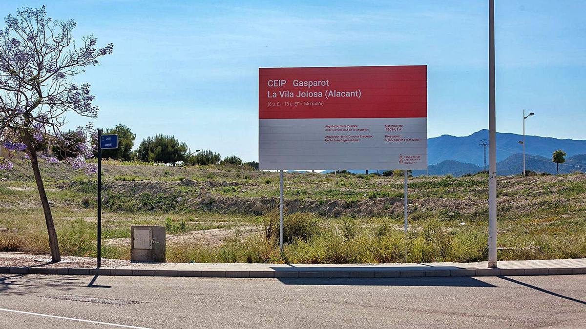 Los terrenos donde se ubicará el nuevo colegio con el cartel de la anterior empresa.