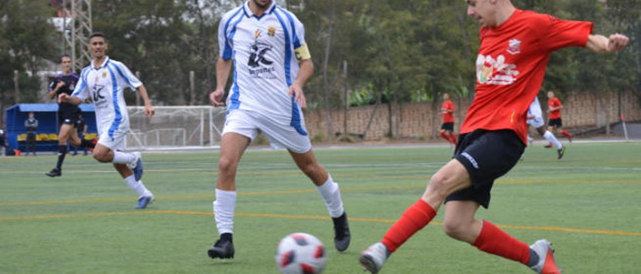 Acción de ataque de la UD Guía, con Néstor golpeando el balón.