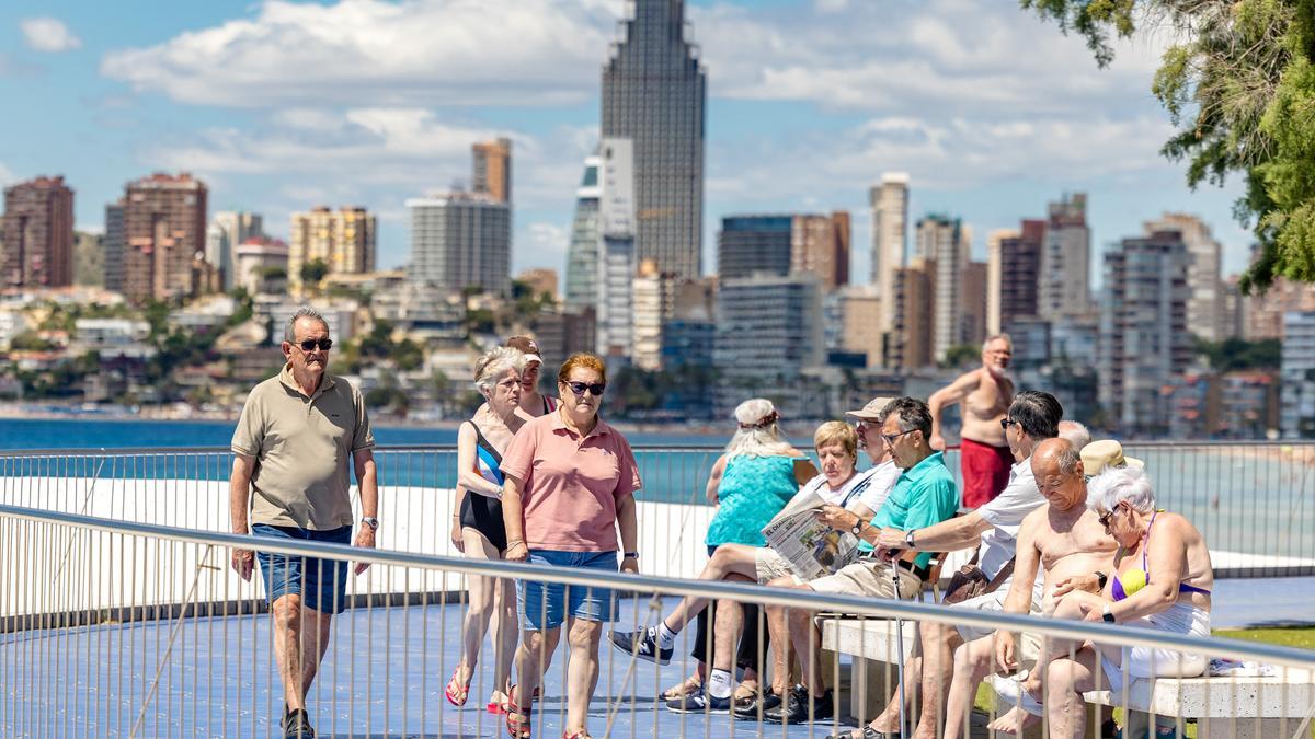 Jubilados disfrutando del sol de Benidorm este otoño