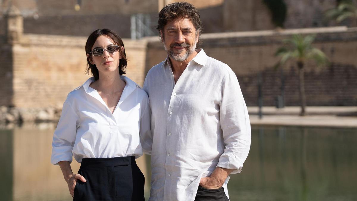 Javier Bardem y Victoria Luengo posan frente a la Catedral de Mallorca.
