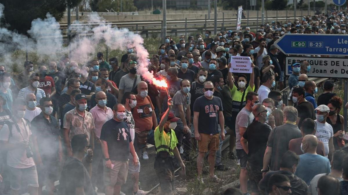 Manifestación de trabajadores de Nissan ante el concesionario de Renault de Esplugues de Llobregat (Barcelona)