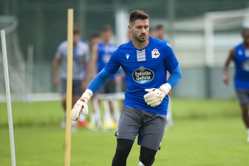 Primera toma de contacto del nuevo guardamenta blanquiazul con sus compañeros en Abegondo.