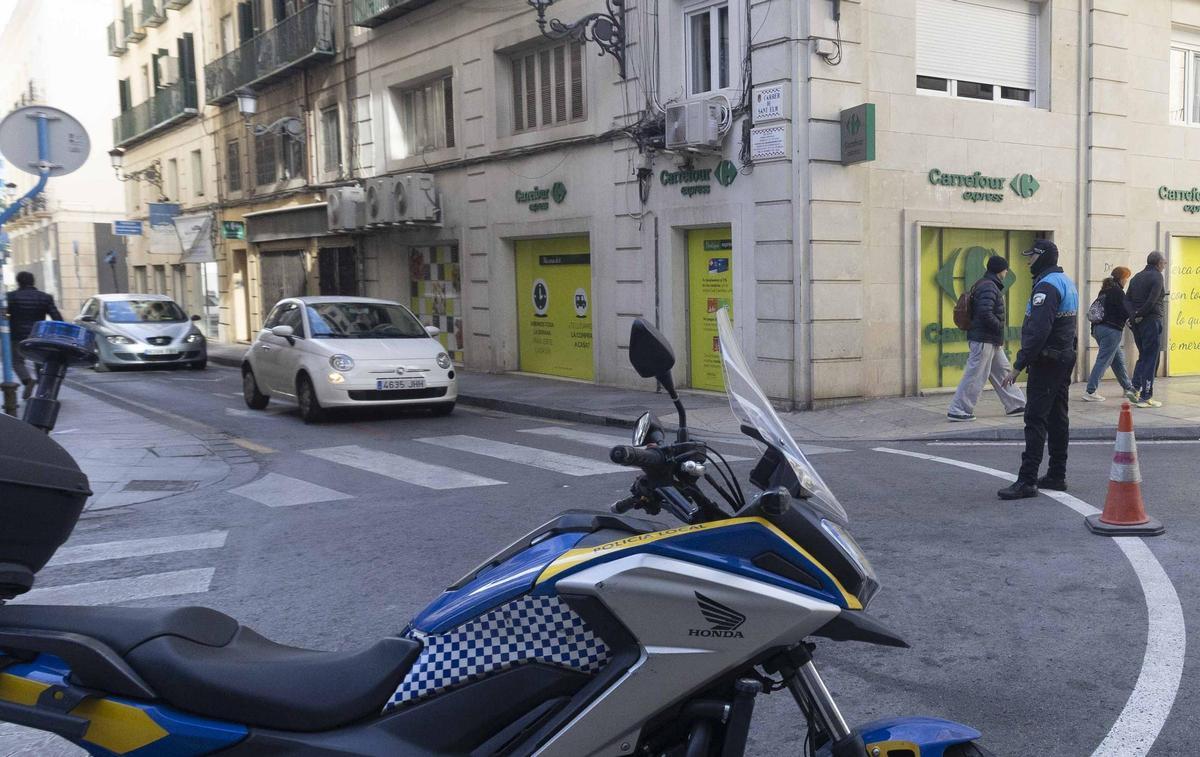 Nueva señalización que advierte del cierre al tráfico a la plaza del Ayuntamiento