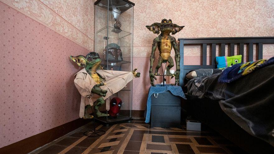 Junto a la mesilla, un par de gremlins a escala real, el casco de Boba Fett, el prototipo del de ‘Iron man’ y una cabeza parlanchina de Deadpool.