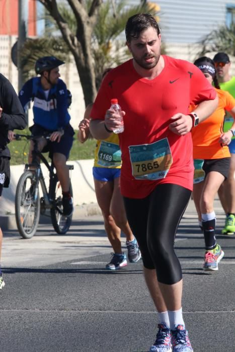 Más de 7.000 atletas tomaron la salida en una prueba que gozó de unas buenas condiciones para correr y que acabó encumbrando, de nuevo, al corredor del club Cueva de Nerja Abdelhadi El Mouaziz