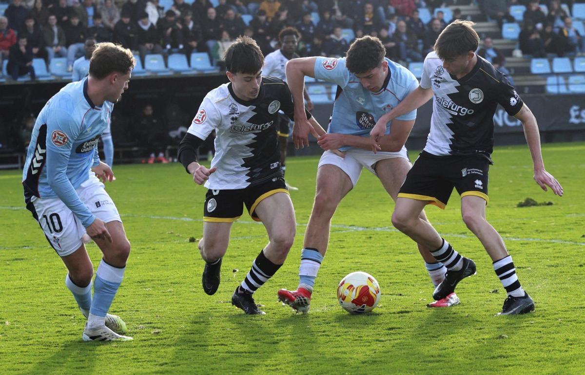 Burcio disputa el balón ante dos jugadores del Unionistas, en Barreiro. | JOSE LORES