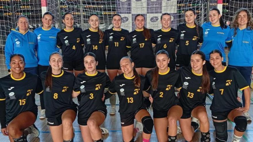 La selección juvenil femenina. Detrás, por la izquierda, Cristina Pevida (entrenadora), Noa Crespo, Vega Fernández, Llara Solís, Laura Sánchez, Vera Sánchez, Nora Carreño, Daniela González, Carlota Colunga y Carmen García-Calvo (entrenadora). Delante, en el mismo orden, Camila Sierra, Alba García, Naia Fernández, Leyre Nieto, Ángela Granados, Paula Fernández y Laura Ordóñez.