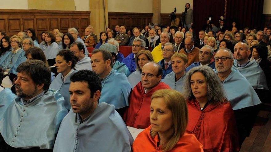 Asistentes al acto celebrado ayer en el edificio histórico de la Universidad, en Oviedo.