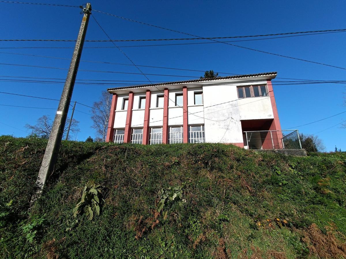 La antigua escuela de Vila de Abade, en Tordoia, hoy vivienda social