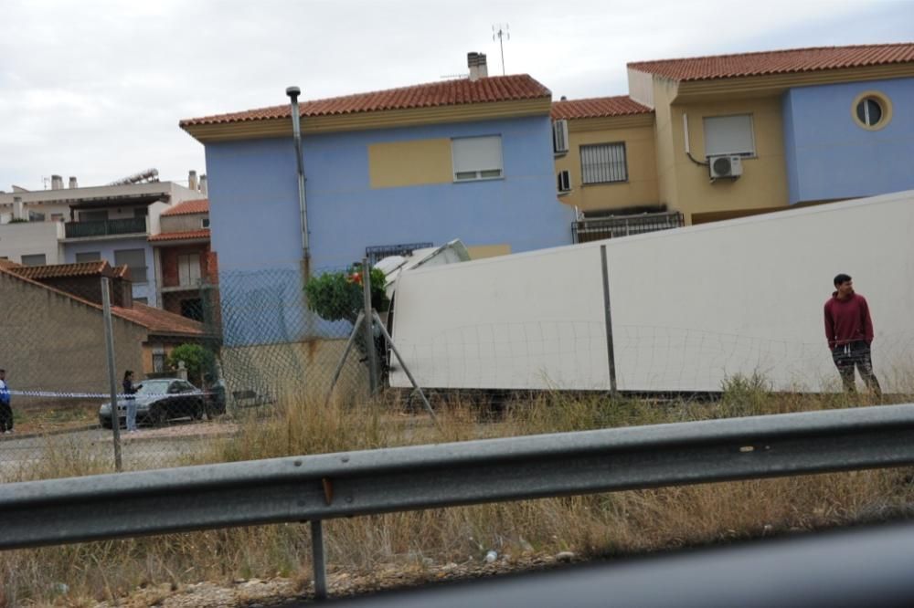 Un tráiler se estrella contra una casa en Librilla