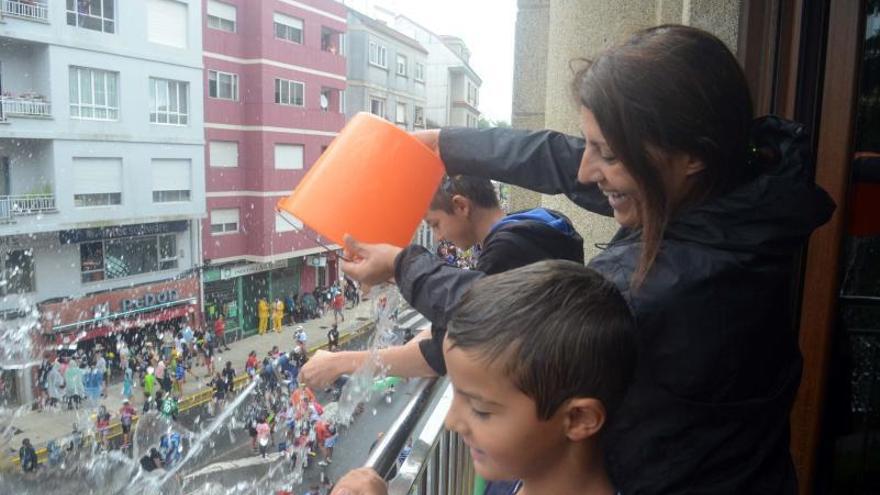 Los balcones recuperaron el protagonismo iniciático de la fiesta. 