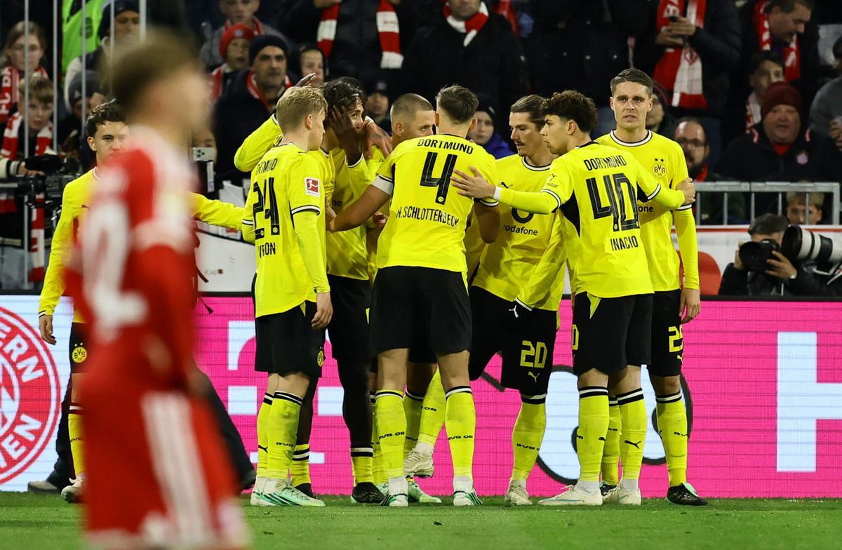 MUNICH (Germany), 31/10/2026.- Players of Dortmund celebrate after scoring the 2-2 equalizer during the German Bundesliga soccer match between FC Bayern Munich and Borussia Dortmund in Munich, Germany, 31 October 2026. (Alemania) EFE/EPA/RONALD WITTEK CONDITIONS - ATTENTION: The DFL regulations prohibit any use of photographs as image sequences and/or quasi-video