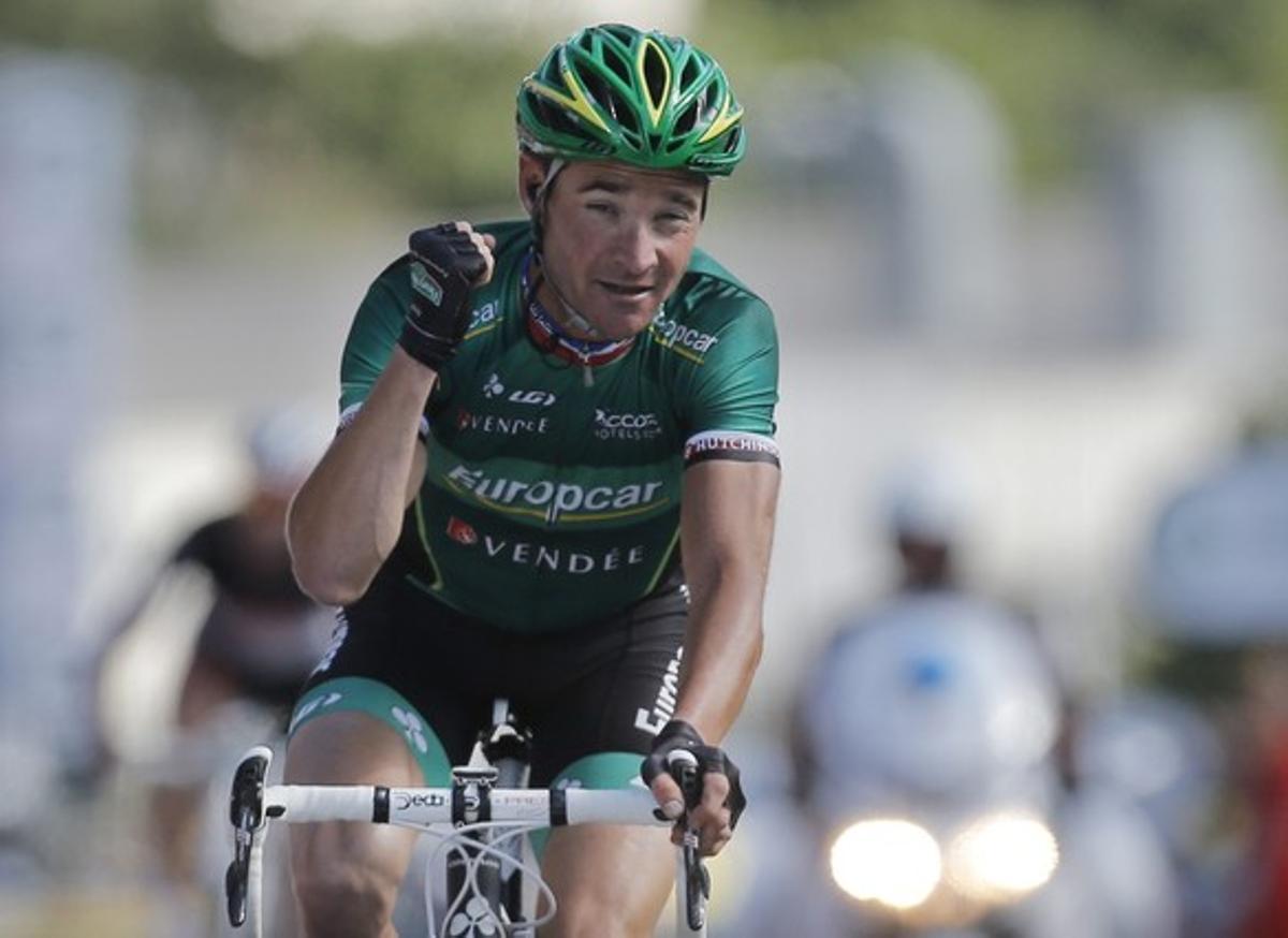 El ciclista francès de l’equip Europcar Thomas Voeckler celebra la seva victòria en la desena etapa.