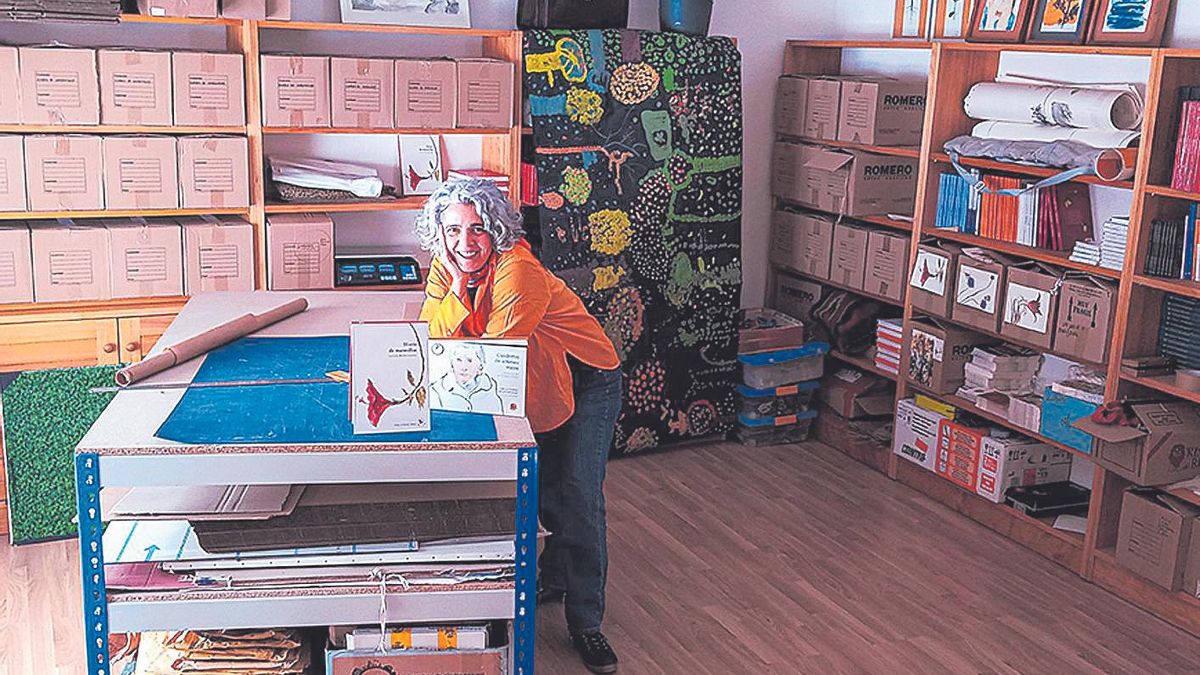 Leticia Ruifernández en su editoria, 'Papel continuo', en Garganta la Olla