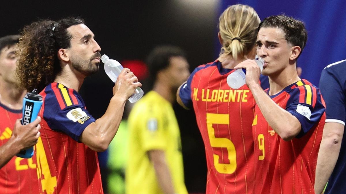 Los españoles Marc Cucurella (i) y Gavi (d), durante la pausa de hidratación en el partido disputado contra Cabo Verde en el Mundial de la FIFA 2026.
