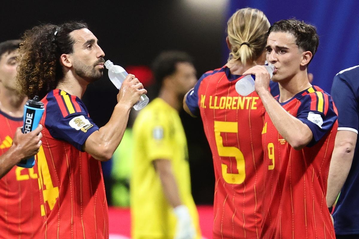 Cucurella y Gavi, durante una pausa de hidratación en el España - Cabo Verde.