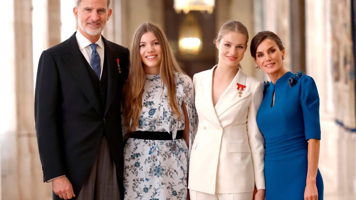 La Familia Real nos felicita la Navidad con una fotografía de la jura de la Constitución de Leonor