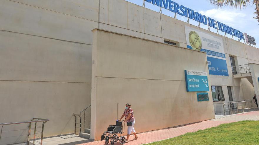 Fachada principal del Hospital Universitario de Torrevieja/Foto Tony Sevilla.