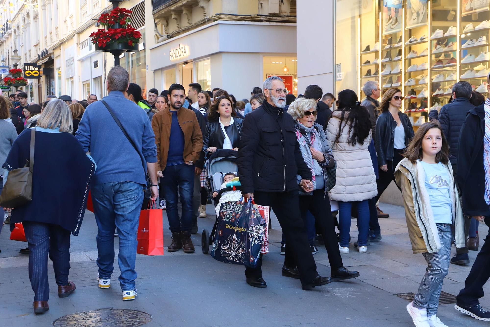 Colas y "mucha venta" en los comercios de Córdoba durante el festivo