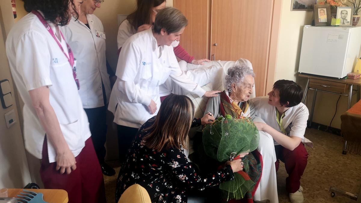 Maria Branyas, amb un ram de flors entregat pel personal de la residència Santa Maria del Tura, a Olot, el 4 de març del 2020.