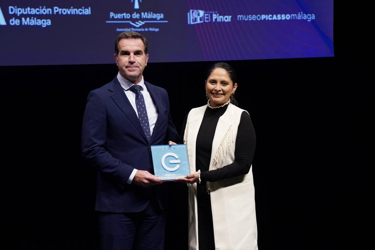 Leonardo Bueno, de CTA, entregó el Premio a Andrea Meneses, de Rinova