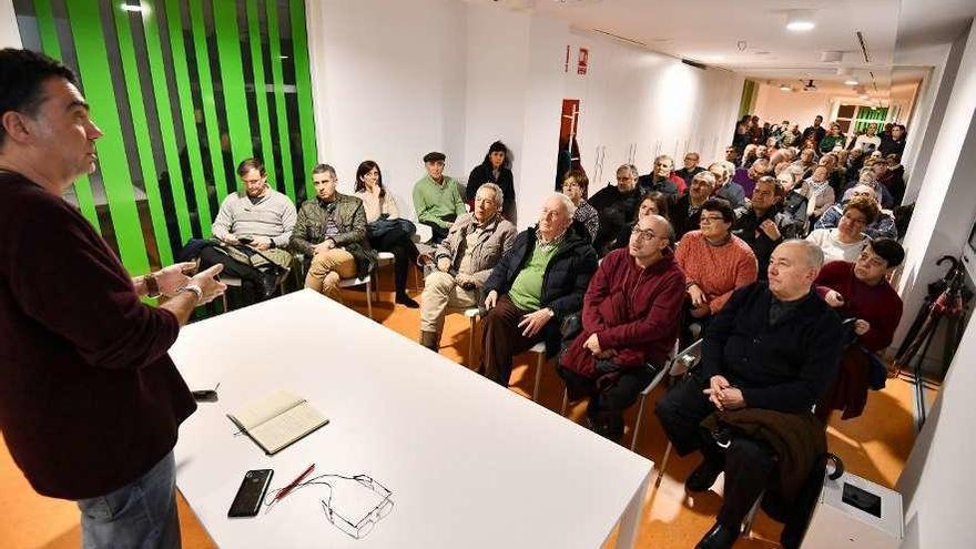 El concelleiro de Obras, Demetrio Gómez, mantuvo ayer una asamblea abierta con los vecinos. // G. Santos