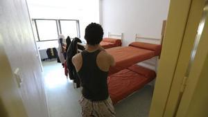 Un joven, en un dormitorio de un centro de menores de Catalunya.