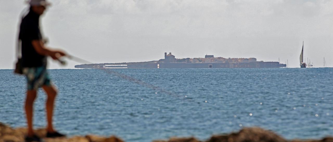 Una imagen de la isla desde Santa Pola