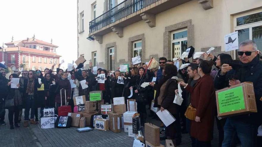 Funcionarios de Xustiza, ayer, en A Coruña, ante la Delegación del Gobierno en Galicia. // Europa Press