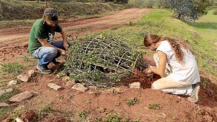 Gerard Cantoni, a la dreta, construint el forn, ahir, amb Sendo Espinalt, de la Fundació Bages Medieval