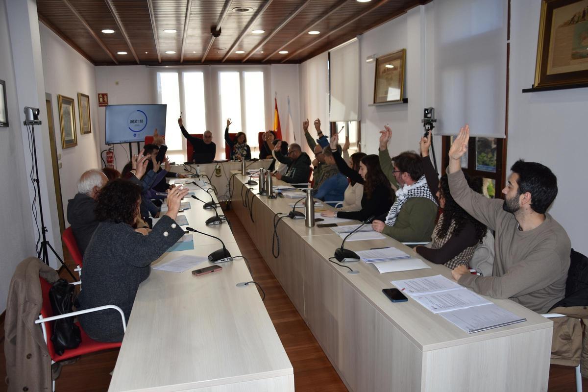 Votación en la sesión plenaria celebrada ayer en el Concello de Ames