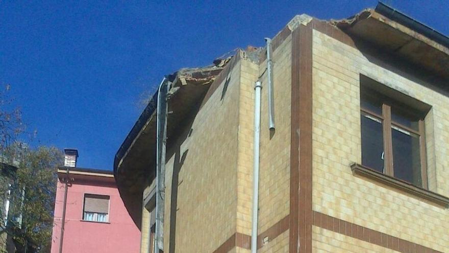 Un operario coloca una valla en la zona afectada por el desprendimiento.