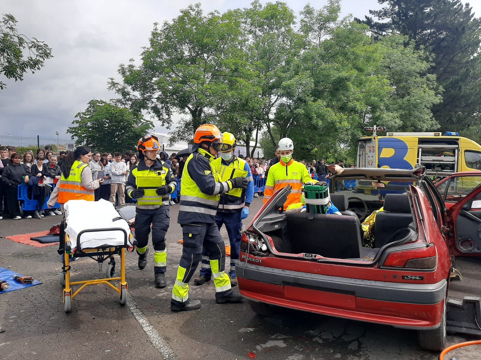 El IES de Noreña se examina de Emergencias: así ha sido el simulacro de accidente celebrado en el centro