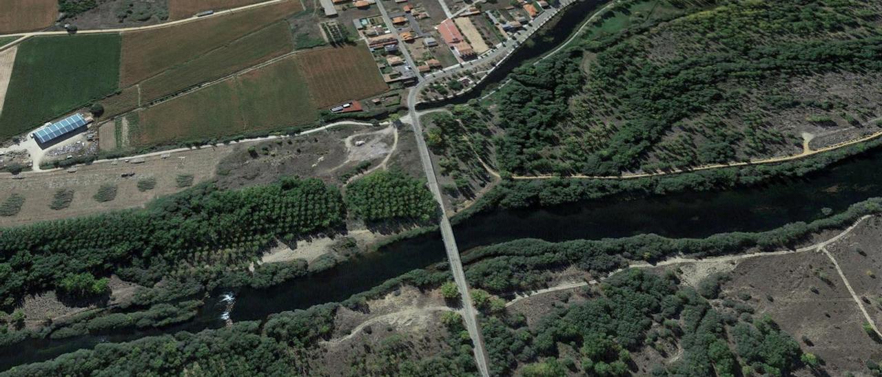 Vista aérea de Santa Croya con el río Tera y la mota en la margen izquierda (se asemeja a un camino), que será retranqueada.