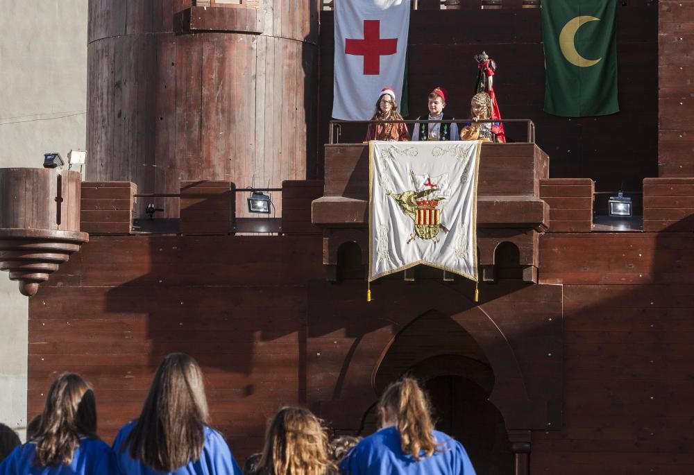 Un centenar de chavales, integrantes de las comparsas de San Vicente, celebran por segundo año la Embajada Infantil a las puertas del Castillo.