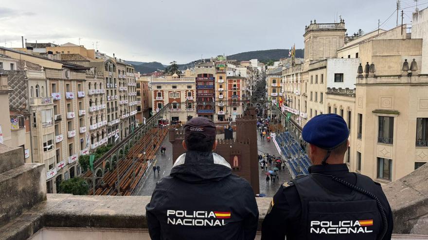 Agentes de la Policía Nacional despliegan drones sobre el cielo de Alcoy este sábado por las Fiestas.