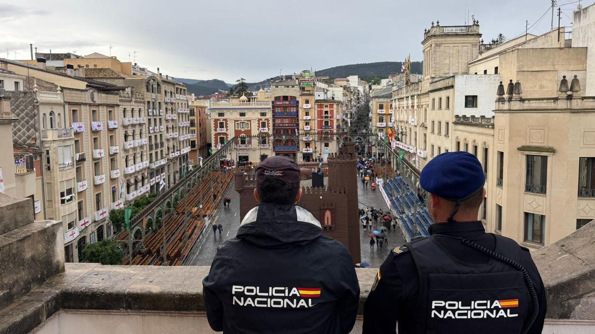 Agentes de la Policía Nacional despliegan drones sobre el cielo de Alcoy este sábado por las Fiestas.