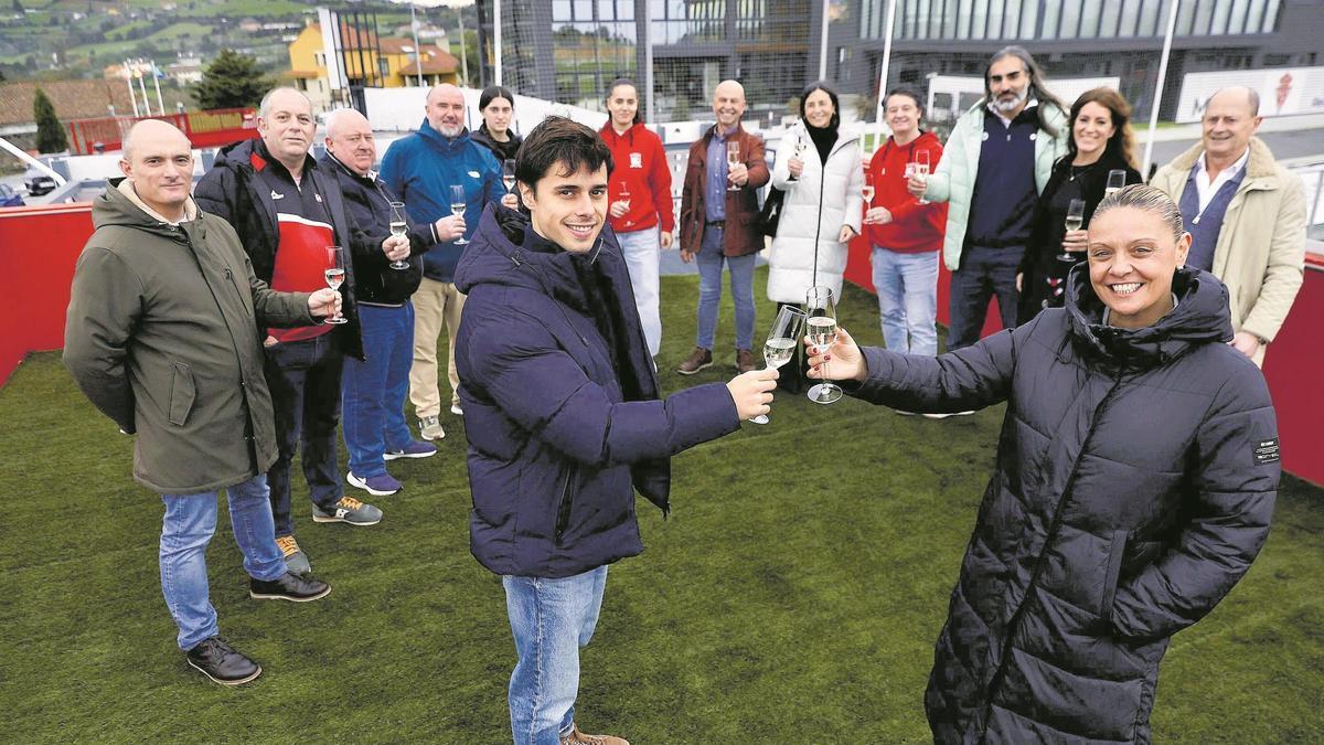 Los representantes del deporte gijonés brindan en Mareo por un próspero 2026. En primer término, Gaspar y Noelia García. Detrás, por la izquierda, Alberto González, Ignacio González,  Víctor Manuel López, David Gómez Casanovas, Jana Villanueva, Judith Cobián, Gonzalo Méndez, Ana Echenique, Fernando Sierra, Emilio Mauro, Ana Villanueva y Tasio del Reguero.