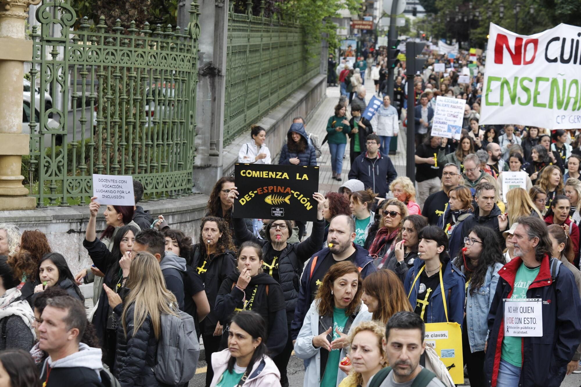 EN IMÁGENES: Nueva manifestación masiva de los docentes, que acabó en la Junta General 