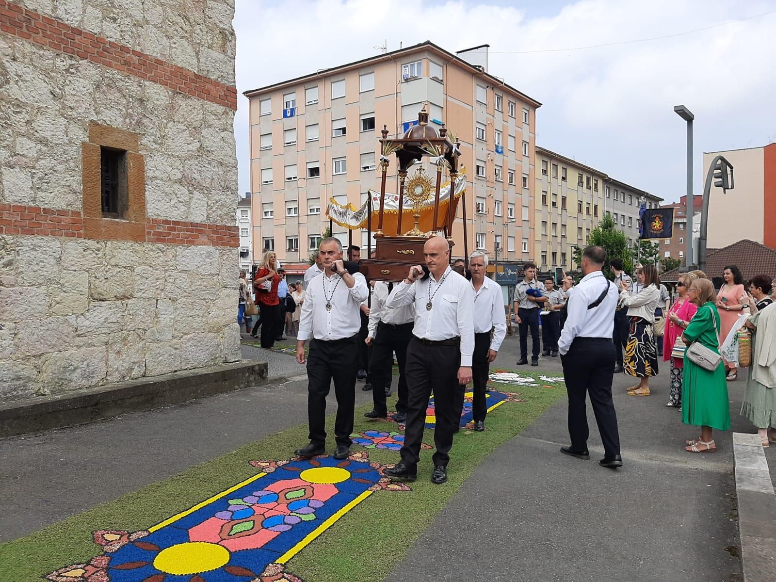 Cientos de personas festejan el Corpus en Lugones: la procesión y las alfombras, en imágenes