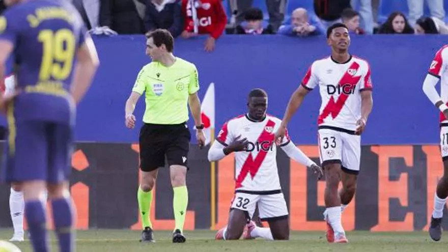 ¡Mendy anotó el tercero contra el Atlético tras un potente remate de cabeza!