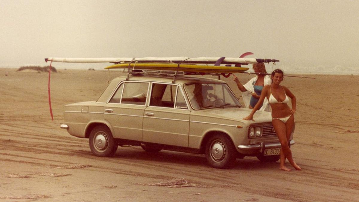 Ana Mari, feliz y apoyada en el capó del Seat 1430, en una excursión familiar al delta del Ebro en los años 70, cuando en el futuro era inimaginable un año aciago como el de la pandemia.