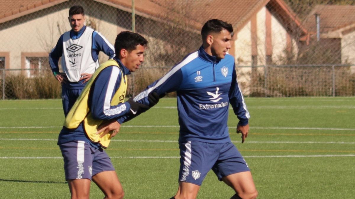 Víctor Segura, izquierda, agarra a David Grande durante el entrenamiento de este miércoles del Cacereño.